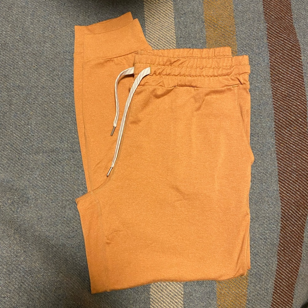 Vuori performance joggers in Flax Heather